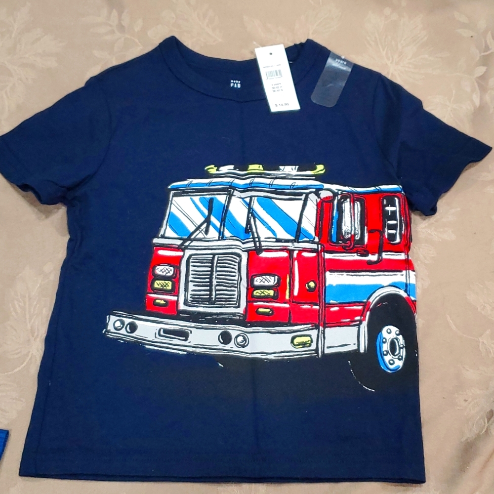 Boys gap tshirt size 4 brand new with tags